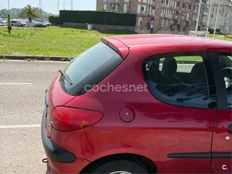 Usado Peugeot 206 75 CV (55 kW) 2000 Rojo Berlina