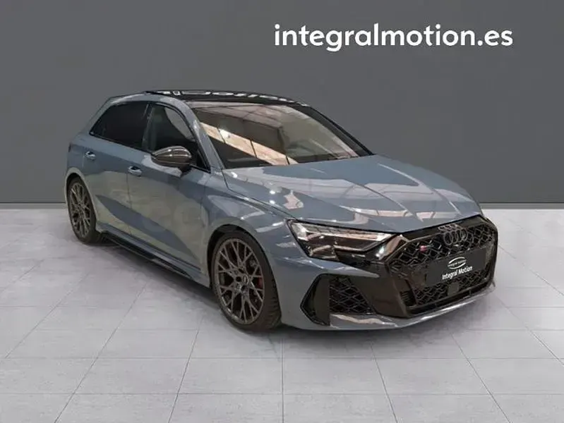 Usado Audi RS3 Business 400 CV (294 kW) 2025 Gris / plata Berlina