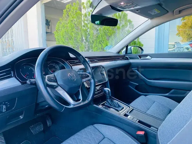 Usado VW Passat Business 122 CV (89 kW) 2023 Gris / plata Familiar