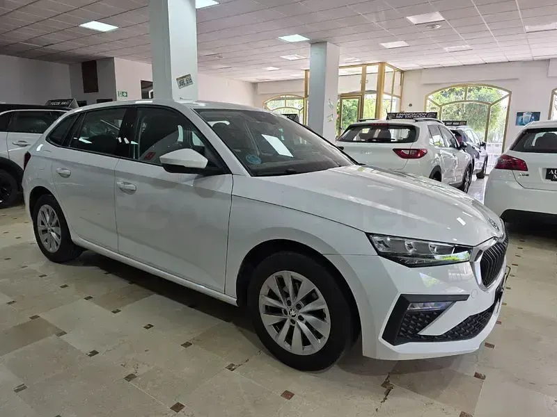 Usado Skoda Scala Essence 115 CV (84 kW) 2024 Blanco Utilitario