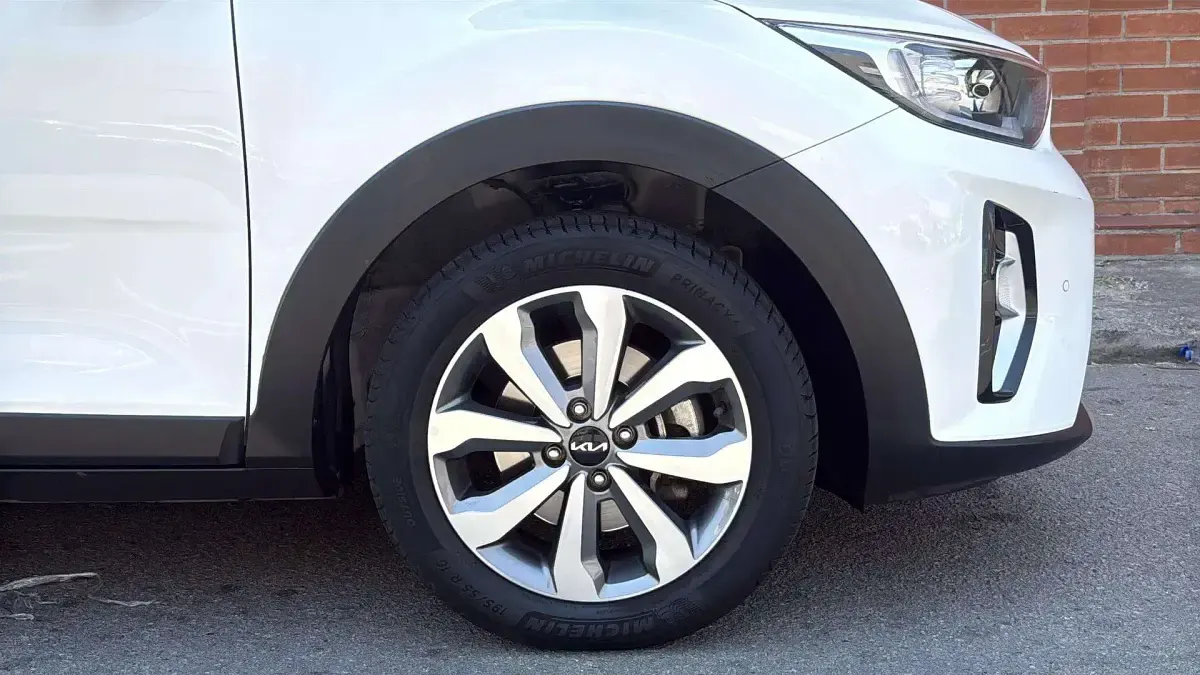 Usado Kia Stonic 84 CV (61 kW) 2023 Blanco SUV