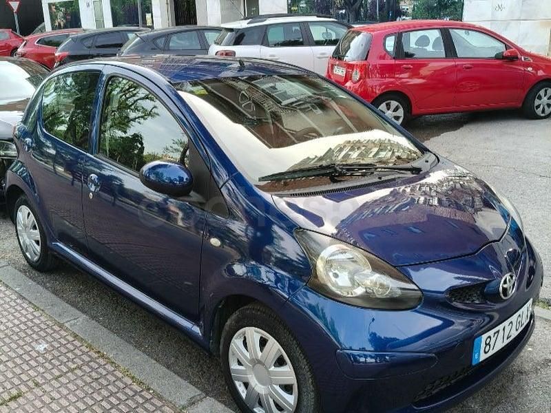 Usado Toyota Aygo 68 CV (50 kW) 2009 Azul Utilitario