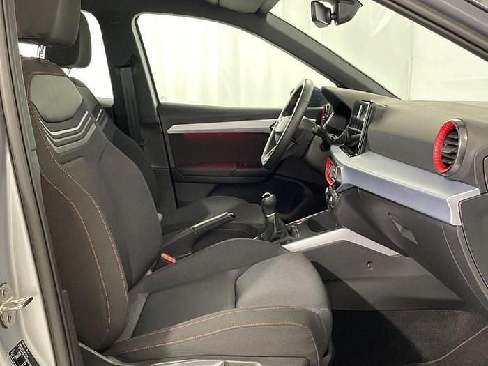 Usado Seat Arona FR 110 CV (80 kW) 2023 Gris plata SUV