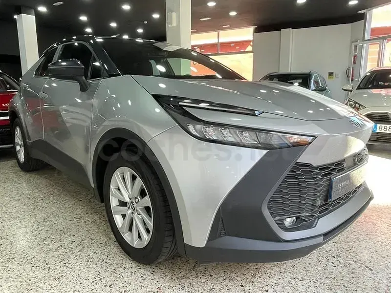 Begagnad Toyota C-HR Advance 140 HK (102 kW) 2024 Grå SUV