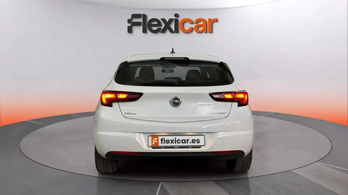 Usado Opel Astra Selective 110 CV (80 kW) 2019 Blanco Berlina