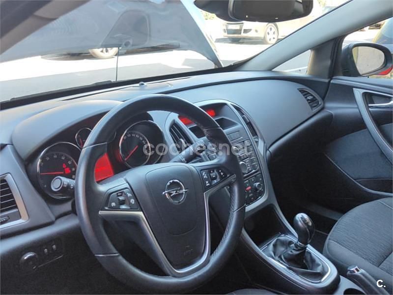 Usado Opel Astra GTC Selective 140 CV (102 kW) 2013 Gris / plata Berlina