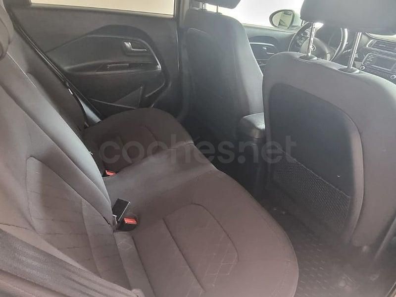 Usado Kia Rio 109 CV (80 kW) 2015 Gris / plata Berlina