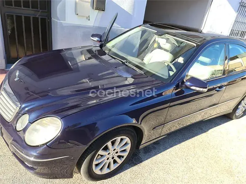 Usado Mercedes E220 Elegance 150 CV (110 kW) 2007 Azul Berlina
