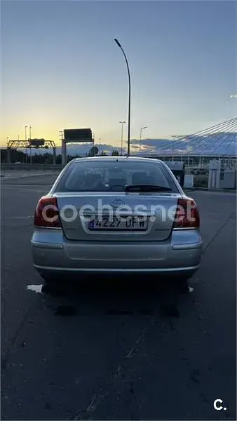 Usado Toyota Avensis Sol 129 CV (94 kW) 2005 Gris / plata Berlina