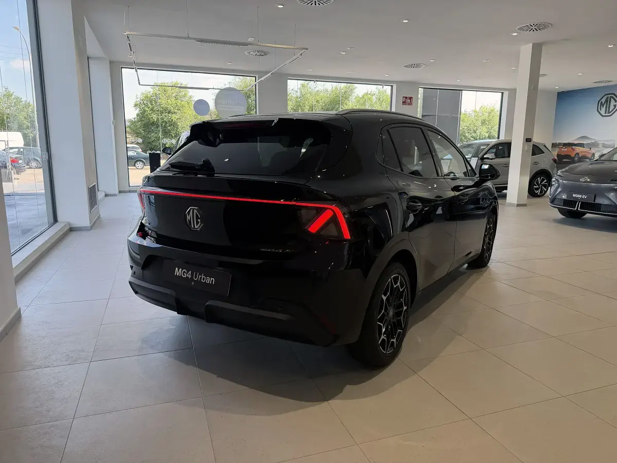Nuevo MG MG4 EV 117 kW (160 CV) 2026 Negro Utilitario