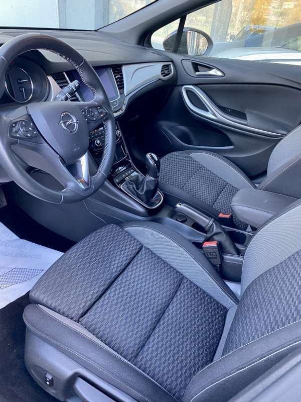 Usado Opel Astra GS Line 122 CV (89 kW) 2021 Plateado Utilitario