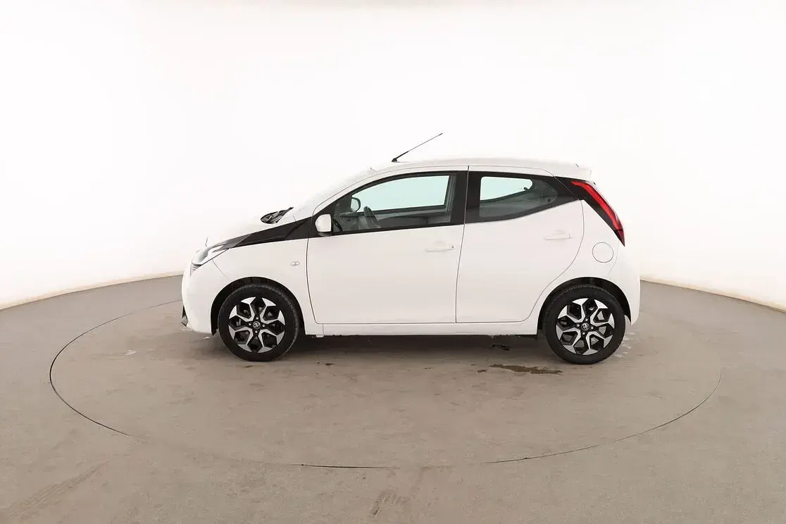 Usado Toyota Aygo Play 72 CV (52 kW) 2021 Blanco Utilitario