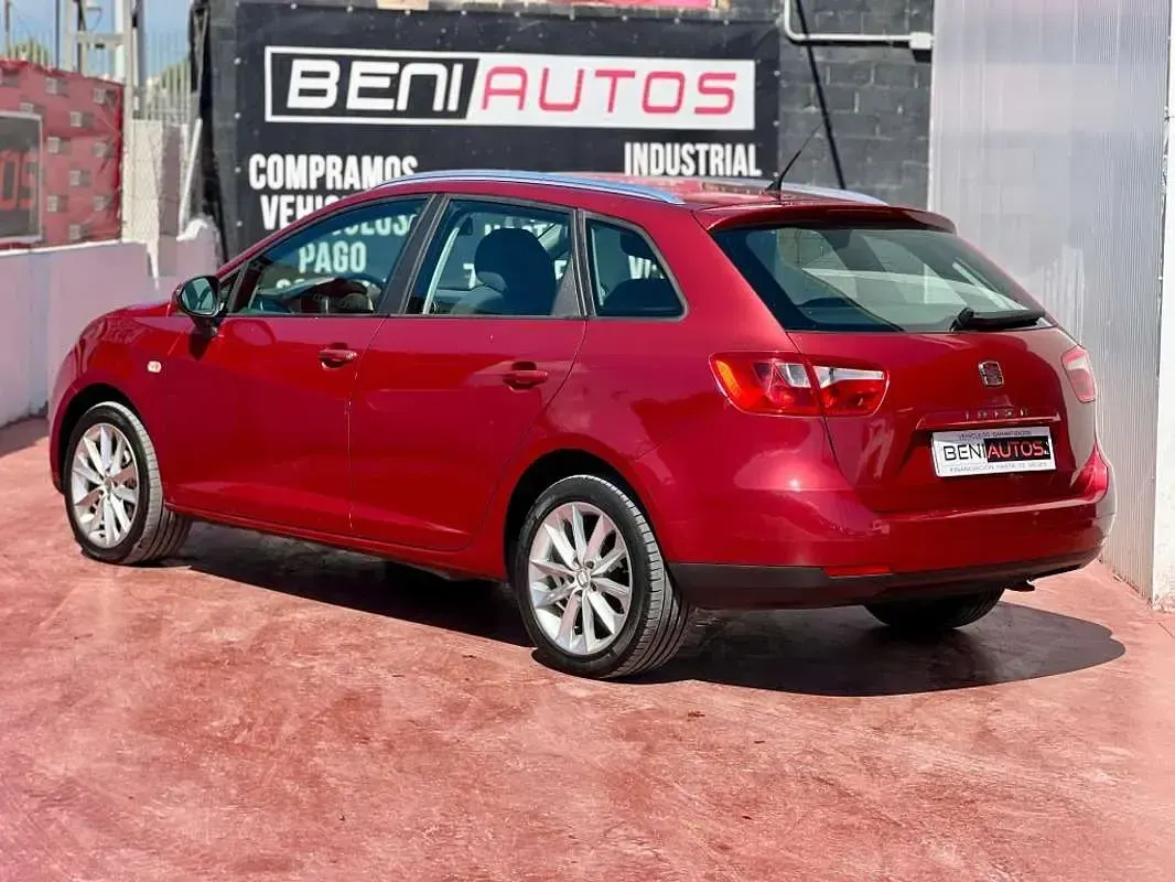 Usado Seat Ibiza ST Ecomotive 75 CV (55 kW) 2011 Rojo Familiar