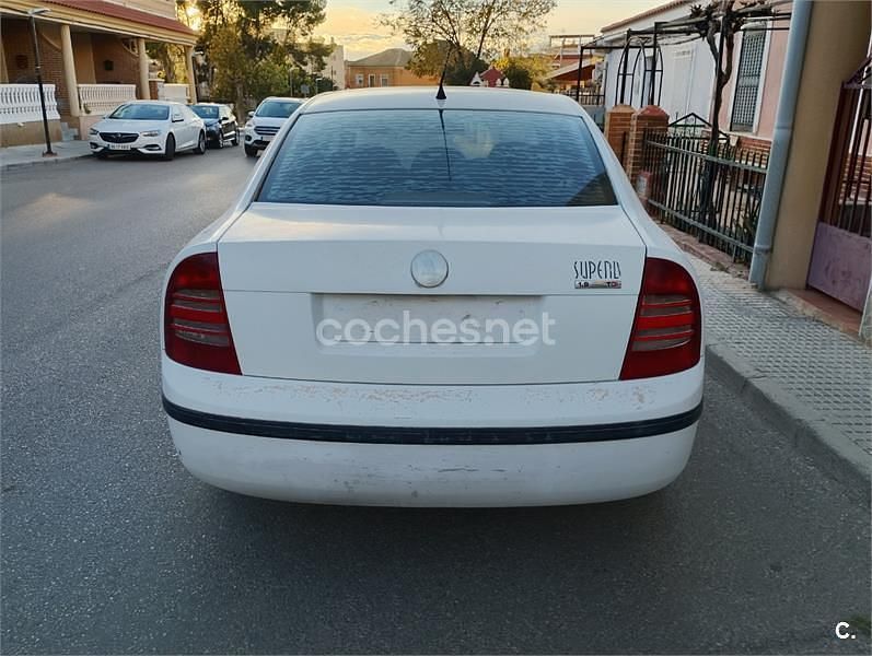 Usado Skoda Superb Classic 140 CV (102 kW) 2005 Blanco Berlina