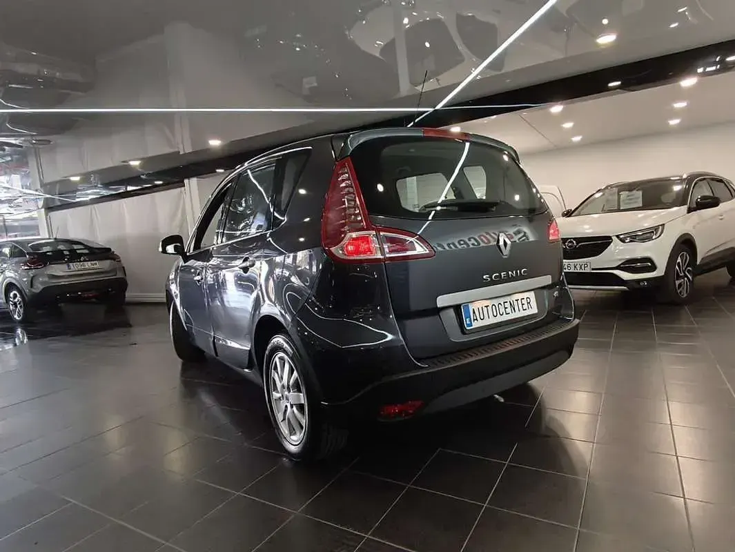 Usado Renault Scénic III Dynamique 110 CV (80 kW) 2011 Marrón Monovolumen