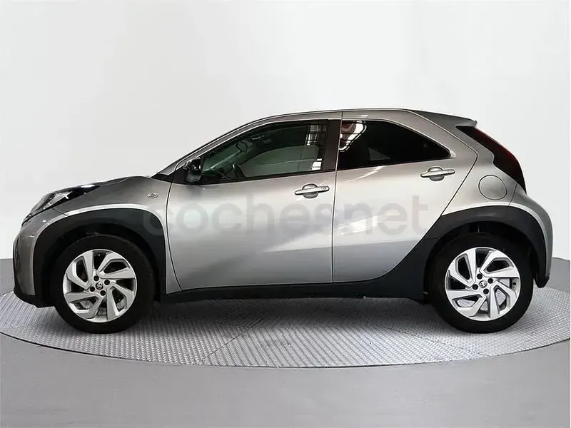 Usado Toyota Aygo X Play 72 CV (52 kW) 2024 Gris / plata SUV