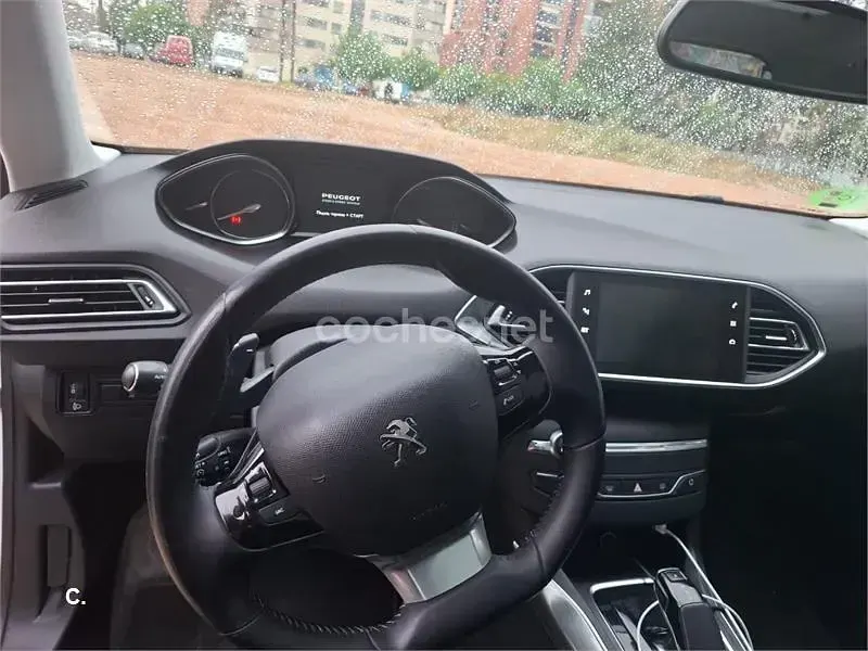 Usado Peugeot 308 Allure 130 CV (95 kW) 2018 Blanco Berlina