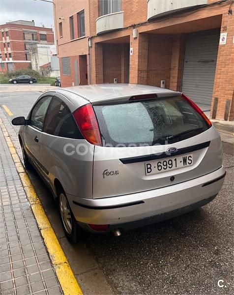 Usado Ford Focus Trend 90 CV (66 kW) 2000 Gris / plata Berlina