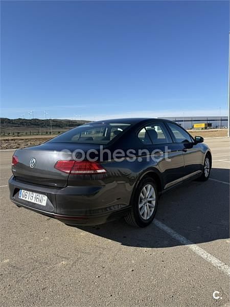 Usado VW Passat Advance 120 CV (88 kW) 2018 Negro Berlina