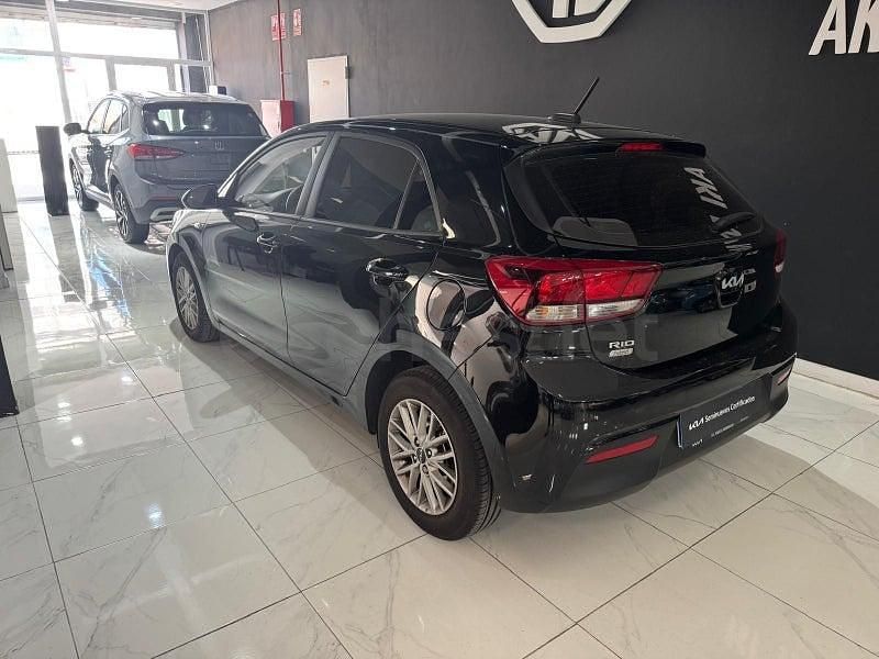 Usado Kia Rio 100 CV (73 kW) 2023 Negro Berlina