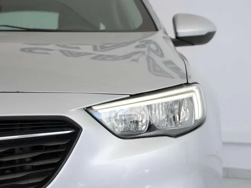 Usado Opel Insignia Selective 140 CV (102 kW) 2018 Plateado Berlina