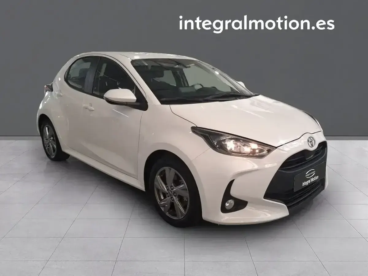 Usado Toyota Yaris Hybrid Active 115 CV (84 kW) 2025 Blanco