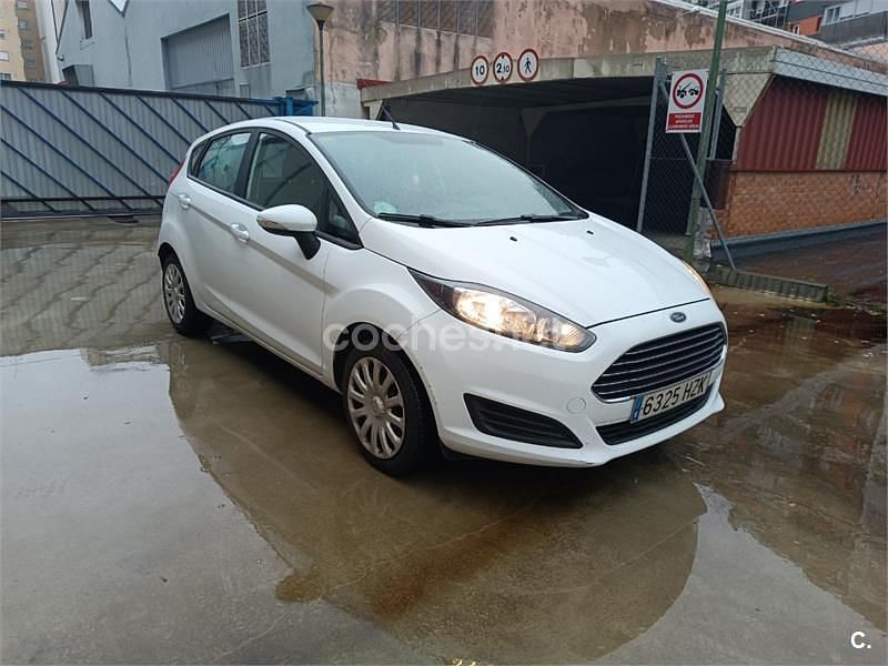 Usado Ford Fiesta Trend 82 CV (60 kW) 2014 Blanco Utilitario