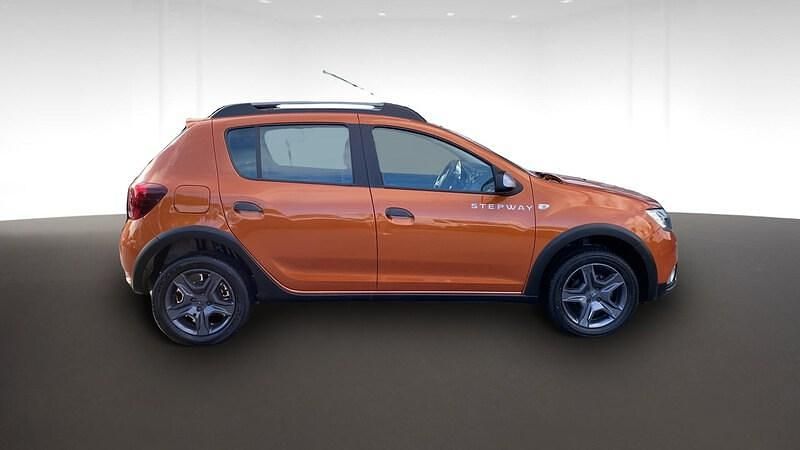 Usado Dacia Sandero 90 CV (66 kW) 2017 Naranja Berlina