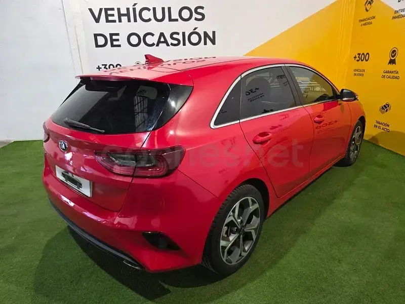 Usado Kia Ceed 136 CV (100 kW) 2019 Rojo Utilitario