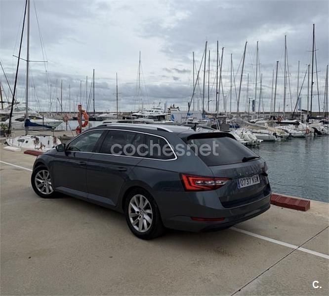 Usado Skoda Superb Ambition 150 CV (110 kW) 2018 Gris / plata Familiar
