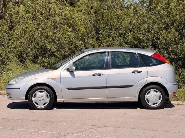 Begagnad Ford Focus Trend 101 HK (74 kW) 2003 Grå Sedan