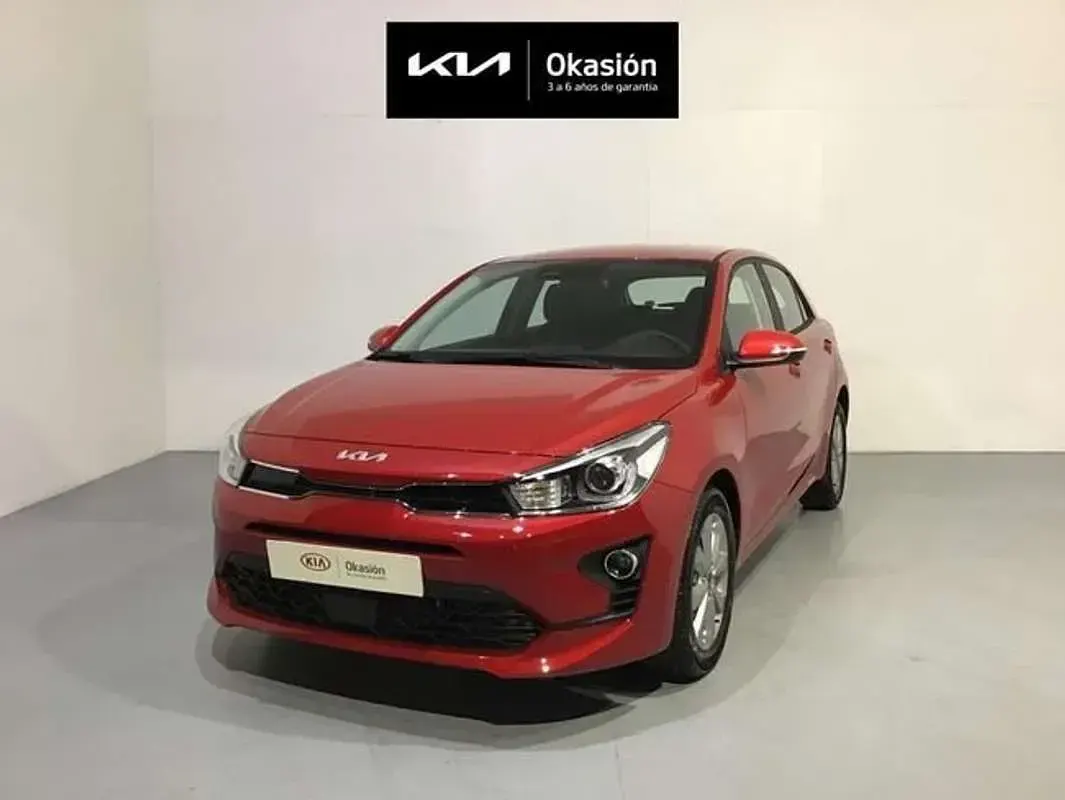 Usado Kia Rio 120 CV (88 kW) 2022 Rojo Berlina