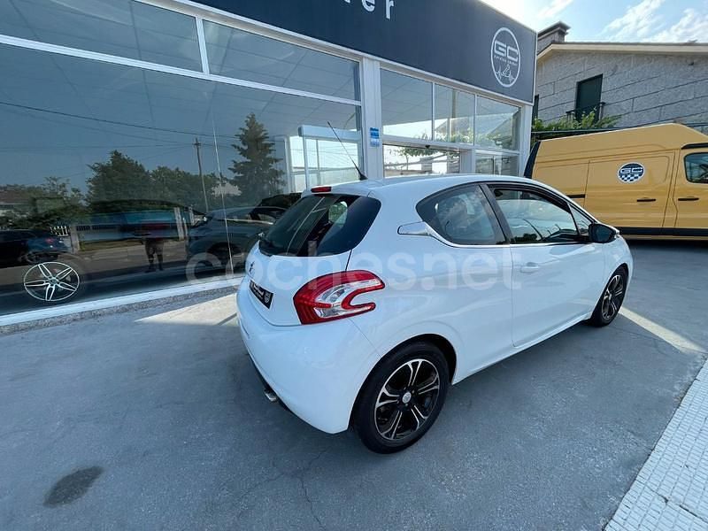 Usado Peugeot 208 Active 92 CV (67 kW) 2012 Blanco Utilitario