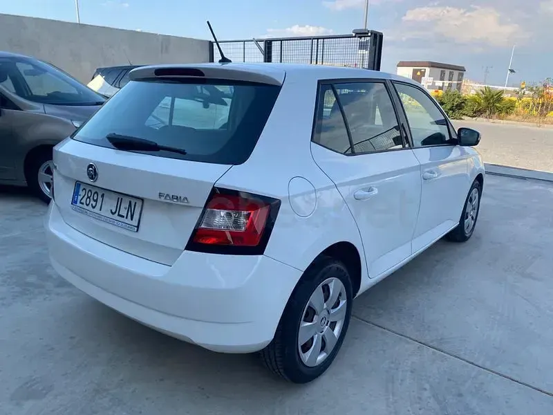 Usado Skoda Fabia Ambition 90 CV (66 kW) 2016 Blanco Berlina