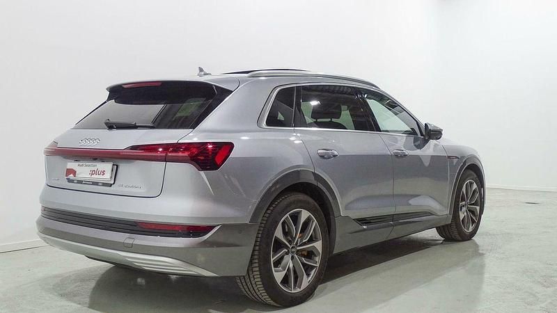 Usado Audi e-tron Advanced 300 kW (408 CV) 2022 Gris plata SUV