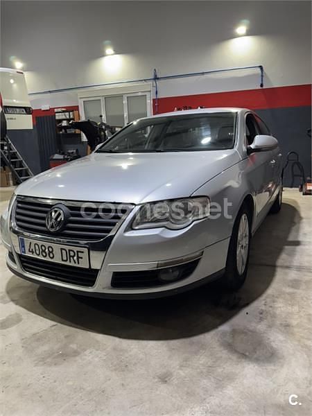 Usado VW Passat Sportline 140 CV (102 kW) 2005 Gris / plata Berlina