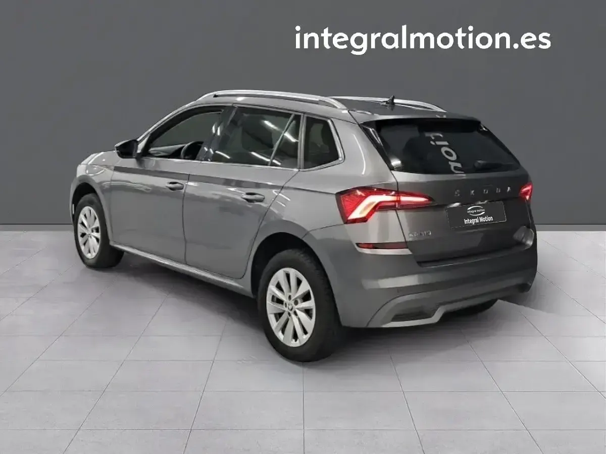 Usado Skoda Kamiq Selection 150 CV (110 kW) 2023 Gris SUV