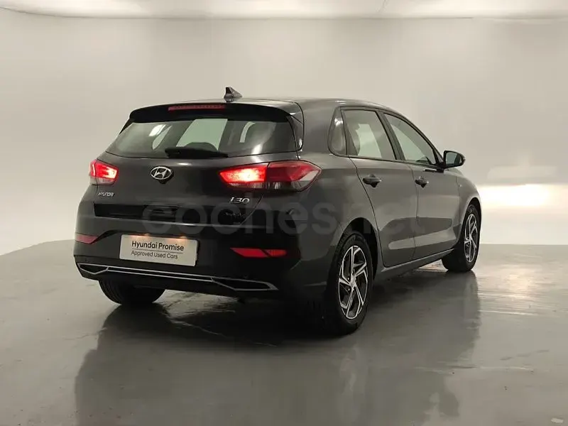 Usado Hyundai i30 120 CV (88 kW) 2022 Gris / plata Berlina