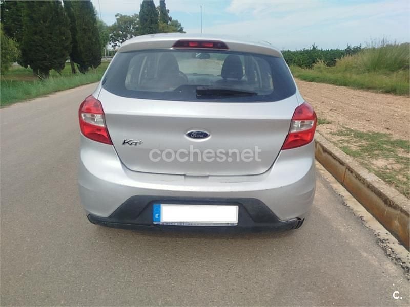 Usado Ford Ka Plus 70 CV (51 kW) 2017 Gris / plata Utilitario