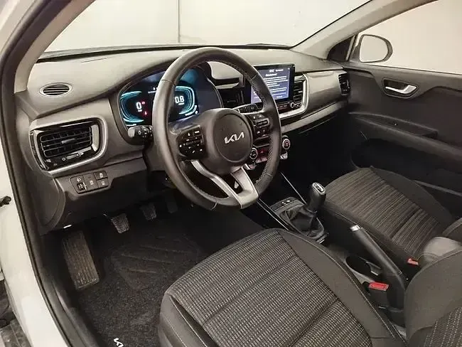Usado Kia Stonic 100 CV (73 kW) 2025 Blanco SUV
