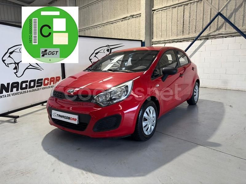 Usado Kia Rio 85 CV (62 kW) 2013 Rojo Berlina