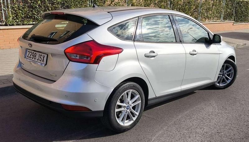Usado Ford Focus Trend+ 125 CV (91 kW) 2016 Plateado Utilitario