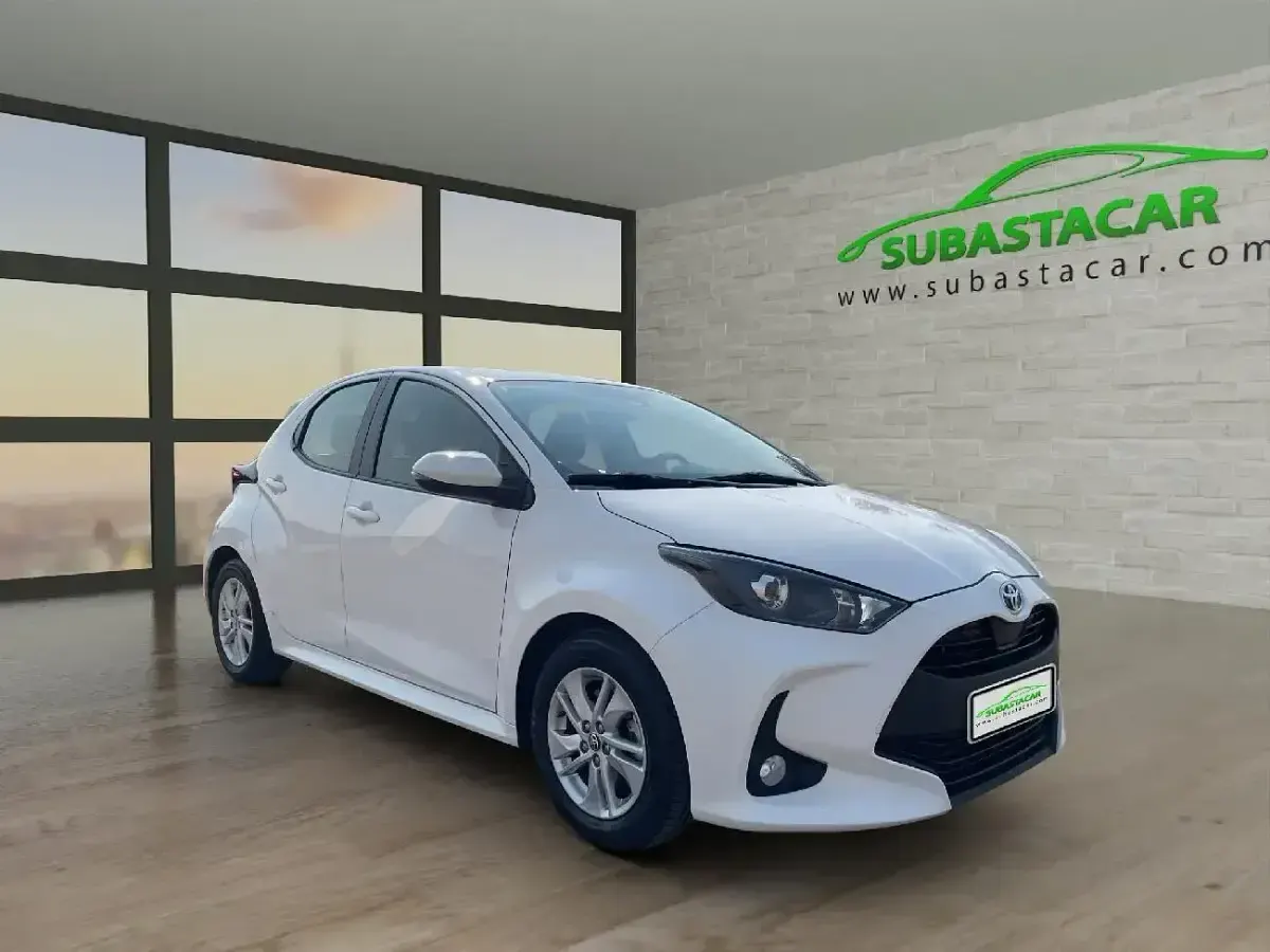 Usado Toyota Yaris Business Edition 115 CV (84 kW) 2022 Blanco Utilitario