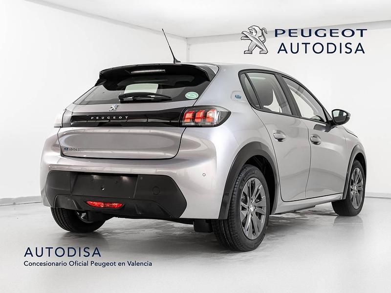Usado Peugeot e-208 Allure 100 kW (136 CV) 2023 Gris Utilitario
