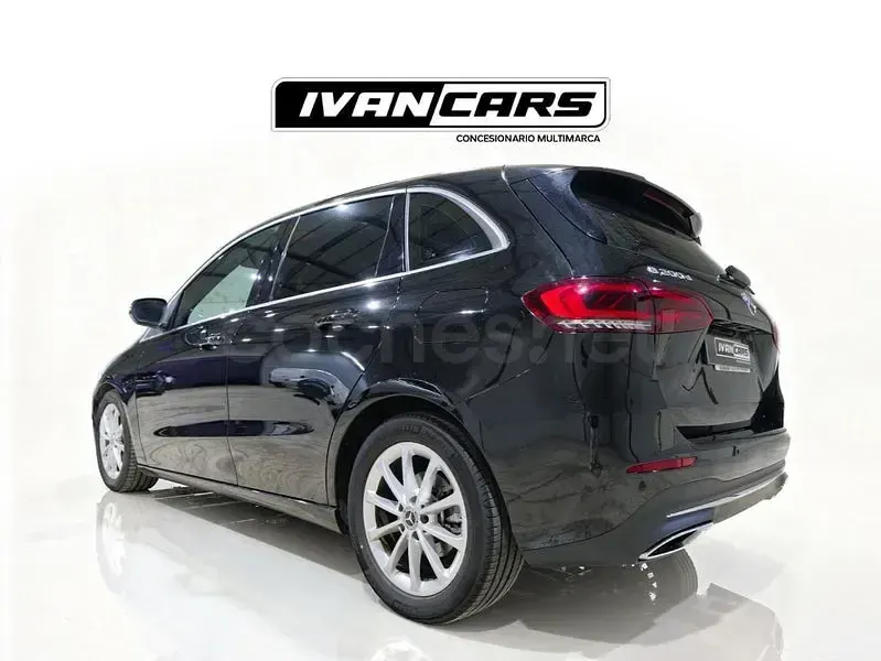 Usado Mercedes B200 150 CV (110 kW) 2020 Negro Utilitario