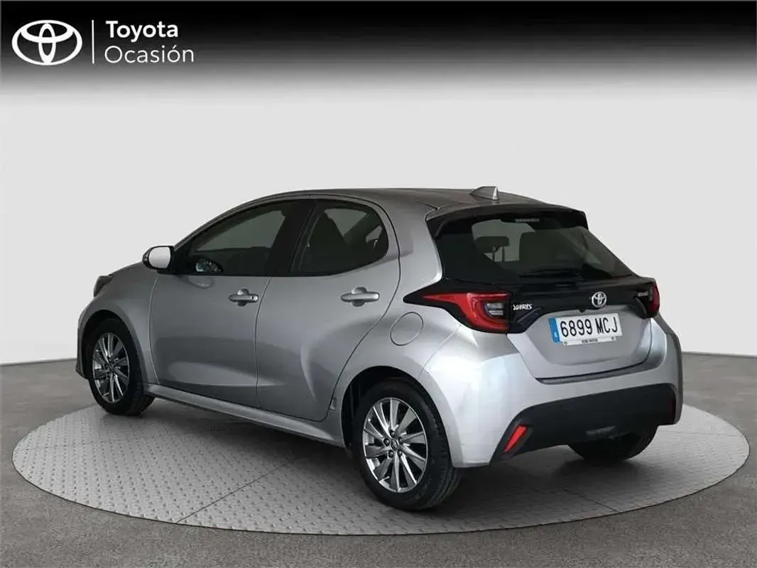 Usado Toyota Yaris Hybrid Active 116 CV (85 kW) 2022 Gris Utilitario