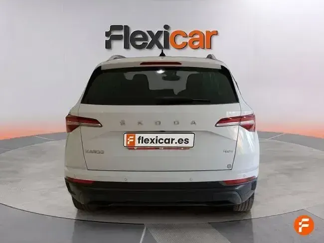 Usado Skoda Karoq Ambition 150 CV (110 kW) 2022 Blanco SUV
