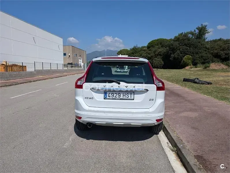Usado Volvo XC60 R-Design Momentum 136 CV (100 kW) 2013 Blanco SUV