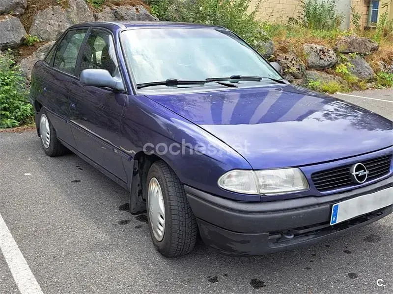 Usado Opel Astra 82 CV (60 kW) 1995 Violeta / lila Berlina