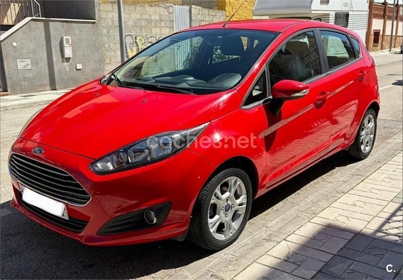 Usado Ford Fiesta Trend 100 CV (73 kW) 2013 Rojo Utilitario